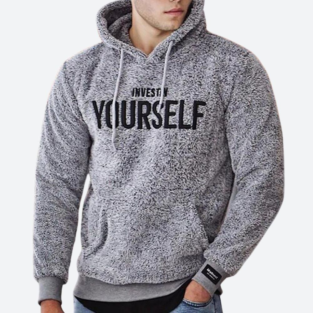 Hoogwaardige statement hoodie voor mannen, ideaal voor herfst en winter, met een comfortabele pasvorm en opvallende tekst op de voorkant.