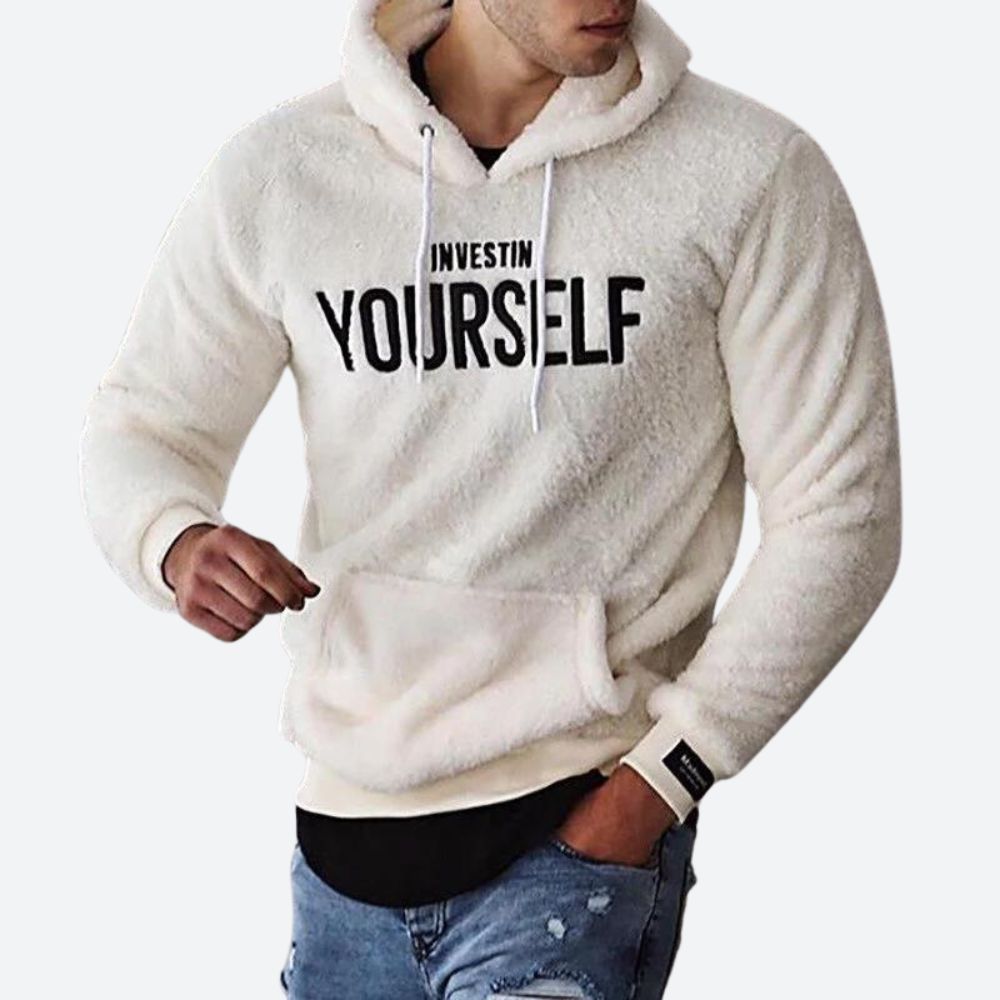 Hoogwaardige statement hoodie voor mannen, ideaal voor herfst en winter, met een comfortabele pasvorm en opvallende tekst op de voorkant.