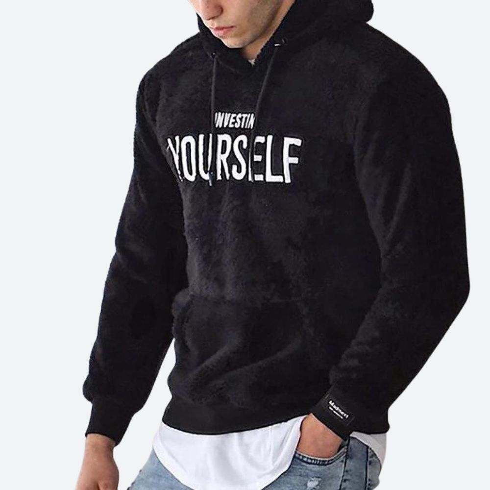 Hoogwaardige statement hoodie voor mannen, ideaal voor herfst en winter, met een comfortabele pasvorm en opvallende tekst op de voorkant.