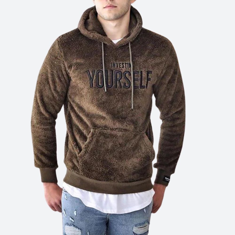 Hoogwaardige statement hoodie voor mannen, ideaal voor herfst en winter, met een comfortabele pasvorm en opvallende tekst op de voorkant.