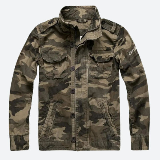 Herencardigan in retro militaire stijl met stevige stof en praktische zakken, ideaal voor herfstdagen.