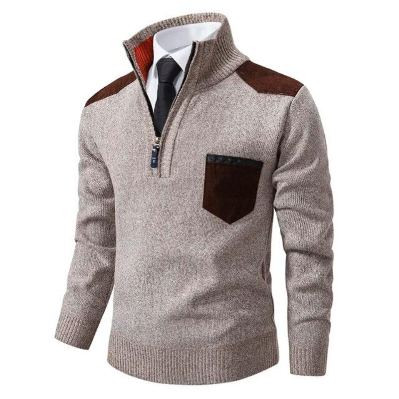 Warme winterpullover voor mannen in bruin met opstaande kraag, halve rits en contrasterende schouderdetails.